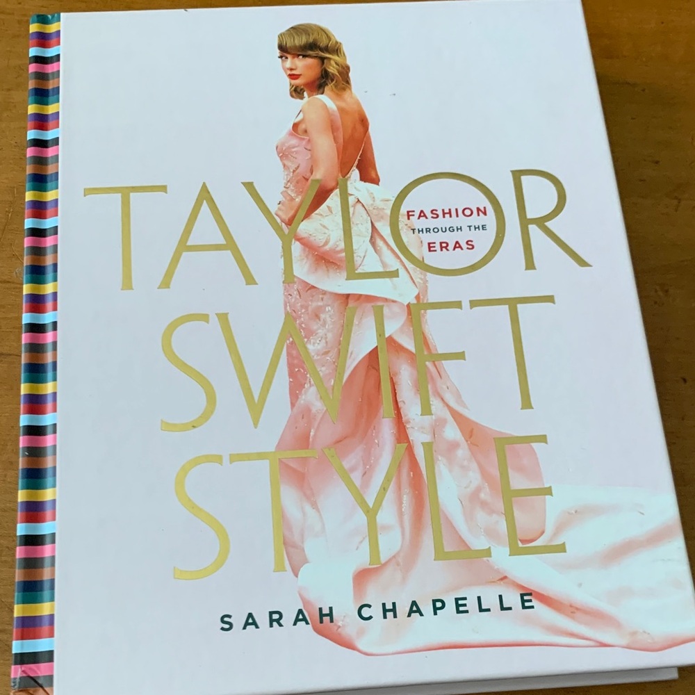 Taylor Swift Style Book - Picture 8 of 10